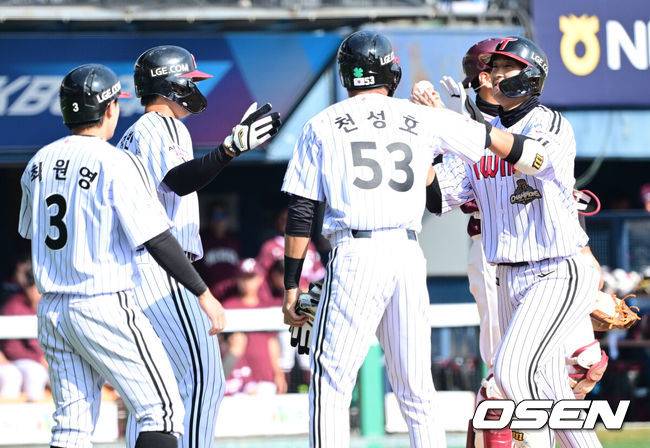 [OSEN=잠실, 최규한 기자] 23일 서울 잠실야구장에서 ‘2026 신한 SOL KBO리그’ LG 트윈스와 키움 히어로즈의 시범경기가 열렸다.홈팀 LG는 라클란 웰스, 방문팀 키움은 하영민을 선발로 내세웠다.7회말 2사 만루 상황 LG 송찬의가 추격의 좌월 만루포를 날리고 홈을 밟은 뒤 선행주자들과 기뻐하고 있다. 2026.03.23 / dreamer@osen.co.kr