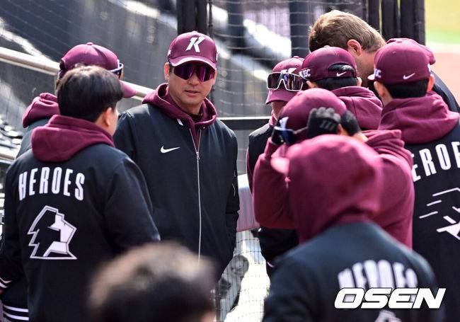 [OSEN=수원, 지형준 기자] 20일 경기도 수원 KT위즈파크에서 ‘2026 신한 SOL KBO리그’ 시범경기 KT 위즈와 키움 히어로즈의 경기가 열렸다.KT는 10위(1승 2무 4패), 키움는 공동 8위(2승 1무 4패)를 기록중이다. 경기에 앞서 키움 설종진 감독이 선수단과 이야기를 나누고 있다. 2026.03.20&nbsp;/ jpnews@osen.co.kr