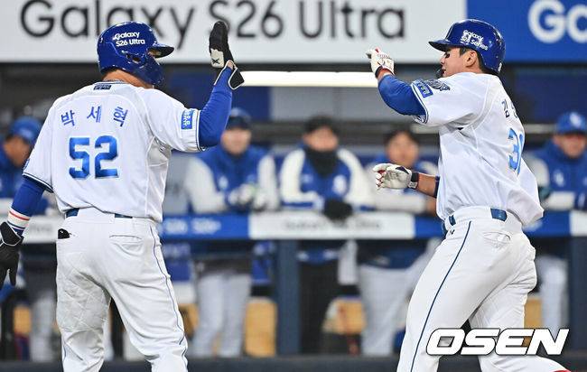 [OSEN=대구, 이석우 기자] 23일 대구삼성라이온즈파크에서 2026 신한 SOL KBO 리그 시범경기 삼성 라이온즈와 KIA 타이거즈의 경기가 열렸다. 홈팀 삼성은 양창섭이, 방문팀 KIA는 양현종이 선발 출전했다. 삼성 라이온즈 김영웅이 4회말 무사 1루 우월 2점 연타석 홈런을 치고 하이파이브를 하고 있다. 2026.03.23 / foto0307@osen.co.kr