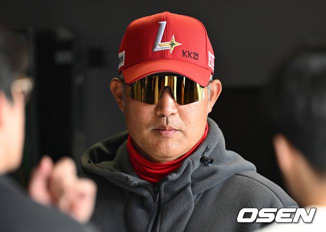 [OSEN=인천, 이대선 기자] 24일 인천 SSG랜더스필드에서 ‘2026 신한 SOL KBO리그’ 시범경기 SSG 랜더스와 롯데 자이언츠의 경기가 열렸다.시범경기는 오는 24일까지 각 팀당 12경기씩 총 60경기가 펼쳐진다.경기에 앞서 SSG 이숭용 감독이 취재진과 인터뷰를 하고 있다. 2026.03.24 / sunday@osen.co.kr