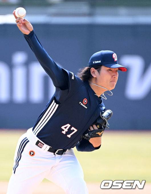 [OSEN=수원, 이대선 기자] 23일 경기도 수원 KT위즈파크에서 ‘2026 신한 SOL KBO리그’ 시범경기 KT 위즈와 두산 베어스의 경기가 열렸다.시범경기는&nbsp;오는 24일까지 각 팀당 12경기씩 총 60경기가 펼쳐진다.1회말 무사에서 두산 선발투수 곽빈이 역투하고 있다. 2026.03.23 / sunday@osen.co.kr