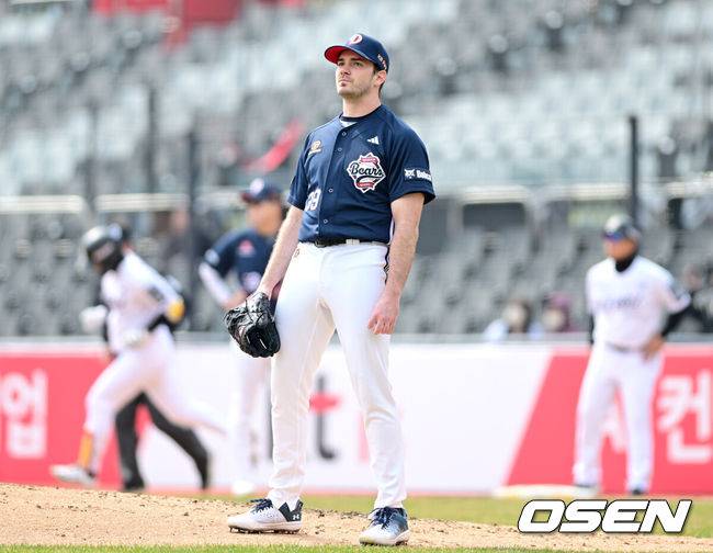 [OSEN=수원, 최규한 기자] 24일 경기도 수원 KT위즈파크에서 ‘2026 신한 SOL KBO리그’ KT 위즈와 두산 베어스의 시범경기가 열렸다.홈팀 KT는 케일럽 보쉴리, 방문팀 두산은 잭 로그를 선발로 내세웠다.4회말 2사 1루 상황 KT 오윤석에게 좌월 투런포를 내준 두산 선발 잭로그가 아쉬워하고 있다. 2026.03.24 / dreamer@osen.co.kr