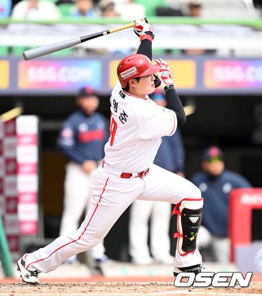 [OSEN=인천, 이대선 기자] 24일 인천 SSG랜더스필드에서 ‘2026 신한 SOL KBO리그’ 시범경기 SSG 랜더스와 롯데 자이언츠의 경기가 열렸다.시범경기는 오는 24일까지 각 팀당 12경기씩 총 60경기가 펼쳐진다.4회말 1사 2루에서 SSG 고명준이 좌월 투런 홈런을 치고 있다. 2026.03.24 / sunday@osen.co.kr