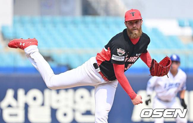[OSEN=대구, 이석우 기자] 24일 대구삼성라이온즈파크에서 2026 신한 SOL KBO 리그 시범경기 삼성 라이온즈와 KIA 타이거즈의 경기가 열렸다. 홈팀 삼성은 오러클린이, 방문팀 KIA는 아담 올러가 선발 출전했다. KIA 타이거즈 선발 투수 올러가 역투하고 있다. 2026.03.24 / foto0307@osen.co.kr