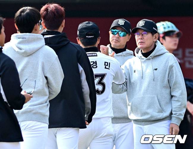 [OSEN=수원, 최규한 기자] KT가 홈런 두 방과 외국인투수의 호투를 앞세워 시범경기 최종전을 승리로 장식했다.&nbsp;프로야구 KT 위즈는 24일 수원KT위즈파크에서 열린 2026 KBO리그 두산 베어스와의 시범경기 최종전에서 7-3으로 승리했다.경기를 마치고 승리한 KT 이강철 감독과 선수들이 인사를 나누고 있다. 2026.03.24 / dreamer@osen.co.kr