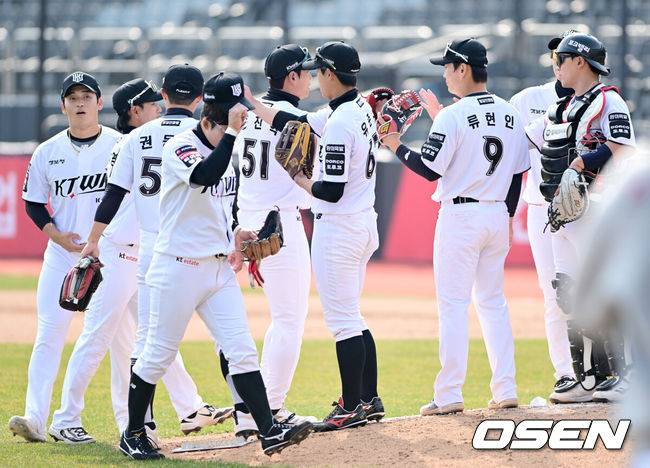 [OSEN=수원, 최규한 기자] KT가 홈런 두 방과 외국인투수의 호투를 앞세워 시범경기 최종전을 승리로 장식했다.&nbsp;프로야구 KT 위즈는 24일 수원KT위즈파크에서 열린 2026 KBO리그 두산 베어스와의 시범경기 최종전에서 7-3으로 승리했다.경기를 마치고 승리한 KT 선수들이 인사를 나누고 있다. 2026.03.24 / dreamer@osen.co.kr