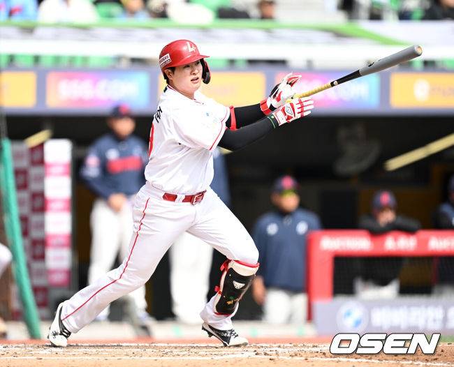 [OSEN=인천, 이대선 기자] 프로야구 SSG 랜더스가 화끈한 홈런쇼를 선보이며 시범경기 최종전을 마무리했다.&nbsp;SSG는 24일 인천 SSG랜더스필드에서 열린 ‘2026 신한은행 SOL Bank KBO리그’ 롯데 자이언츠와의 시범경기 최종전에서 6-3으로 승리했다.&nbsp;6회말 무사에서 SSG 고명준이 우월 솔로 홈런을 치고 있다. 2026.03.24 / sunday@osen.co.kr