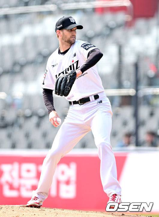 [OSEN=수원, 최규한 기자] 24일 경기도 수원 KT위즈파크에서 ‘2026 신한 SOL KBO리그’ KT 위즈와 두산 베어스의 시범경기가 열렸다.홈팀 KT는 케일럽 보쉴리, 방문팀 두산은 잭 로그를 선발로 내세웠다.2회초 KT 선발 케일럽 보쉴리가 힘차게 공을 뿌리고 있다. 2026.03.24 / dreamer@osen.co.kr