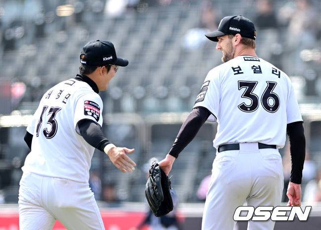 [OSEN=수원, 최규한 기자] 24일 경기도 수원 KT위즈파크에서 ‘2026 신한 SOL KBO리그’ KT 위즈와 두산 베어스의 시범경기가 열렸다.홈팀 KT는 케일럽 보쉴리, 방문팀 두산은 잭 로그를 선발로 내세웠다.6회초 두산 공격을 무실점으로 막아낸 두산 선발 케일럽 보쉴리가 더그아웃으로 향하며 3루수 허경민과 인사를 나누고 있다. 2026.03.24 / dreamer@osen.co.kr