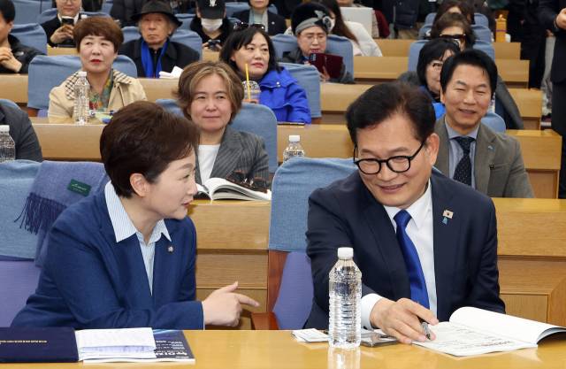 ▲더불어민주당 이언주 최고위원(왼쪽)과 송영길 전 대표가 지난 15일 국회 의원회관에서 열린 '뉴이재명을 논하다' 토론회에서 얘기를 나누고 있다. ⓒ연합뉴스