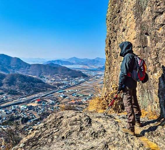 높이 15m의 큰선바위(탕건바위). 발아래로 시야가 한순간에 열리며 능선과 밀양강, 낙동강이 만나는 삼랑진 일대의 전경이 입체적으로 펼쳐진다.