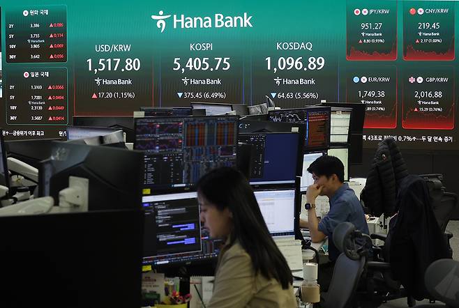 23일 서울 중구 하나은행 딜링룸에서 딜러들이 업무를 보고 있다. 뉴시스