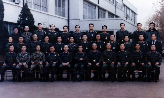 12·12 군사반란 이틀 후인 1979년 12월 14일 핵심 인물들이 보안사 건물 앞에서 촬영한 기념사진. 위키피디아