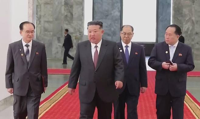 북한 조선중앙TV는 지난 23일 평양의사당에서 최고인민회의 제15기 1차회의 2일회의를 개최했다고 24일 보도했다. 김정은 국무위원장은 시정연설에서 "우리 공화국을 건드리는 한국의 행위에 대해서는 추호의 고려나 사소한 주춤도 없이 무자비하게 그 대가를 치르게 하겠다"고 밝혔다. 조선중앙TV 캡처