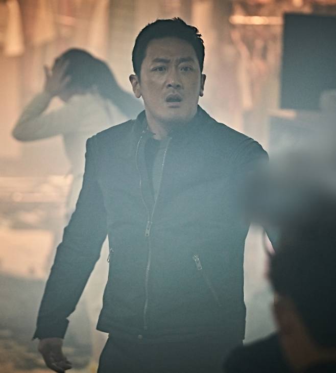 영화 ‘백두산’ 속 긴박한 상황에 놓인 하정우의 모습. CJ ENM 제공