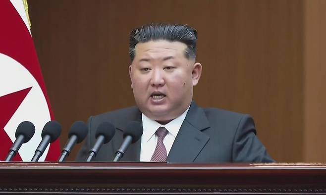 [서울=뉴시스] 북한 조선중앙TV는 지난 23일 평양의사당에서 최고인민회의 제15기 1차회의 2일회의를 개최했다고 24일 보도했다. 김정은 국무위원장은 시정연설에서 "우리 공화국을 건드리는 한국의 행위에 대해서는 추호의 고려나 사소한 주춤도 없이 무자비하게 그 대가를 치르게 하겠다"며 "한국을 가장 적대적인 국가로 공인하고 가장 명백한 언사와 행동으로 철저히 배척하고 무시하면서 다루어나갈 것"이라고 밝혔다. (사진=조선중앙TV 캡처) 2026.03.24. photo@newsis.com *재판매 및 DB 금지