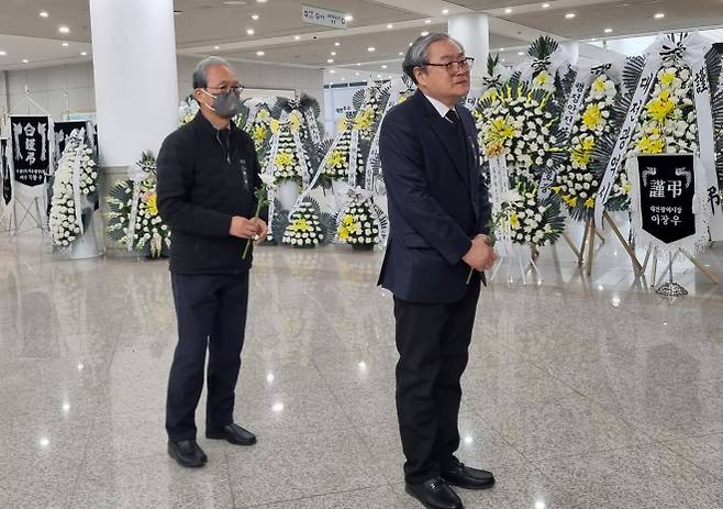 대형 화재로 74명의 사상자가 발생한 대전 안전공업의 손주환(오른쪽) 대표이사가 23일 대전시청에 마련된 희생자 합동분향소를 찾아 조문하고 있다. 대전 연합뉴스