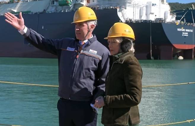 미국 CBS 방송의 시사 교양 프로그램 ‘60분’ 진행자인 언론인 레슬리 스탈(오른쪽)과 마이클 쿨터 한화에어로스페이스 미국법인 대표가 필라델피아의 조선소를 찾은 모습. CBS ‘60분’ 캡처