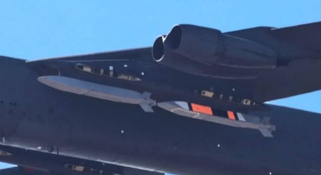 미 공군 B-52H 전략폭격기 날개 아래에 장거리 스탠드오프 핵순항미사일(LRSO) 또는 관련 시험탄으로 추정되는 물체가 장착된 모습. 재로드 해밀턴