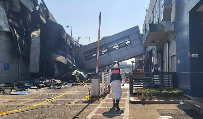 공장 현장감식 - 대전 대덕구 자동차 부품 공장 화재 현장에서 합동 감식이 진행되고 있다. 서울신문DB