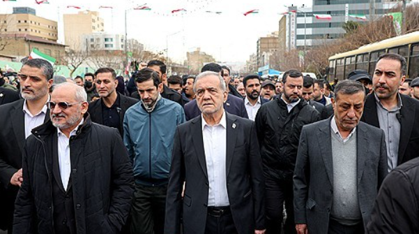 이란 테헤란에서 열린 이슬람 혁명 기념식에 참석한 마수드 페제시키안 대통령(가운데)과 아들 유세프(파란색 점퍼), 연합뉴스