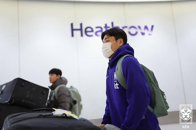 축구대표팀의 박진섭이 23일(현지 시간) 오후 영국 런던 히스로 공항에 도착해 숙소로 이동하고 있다. 사진 제공=대한축구협회