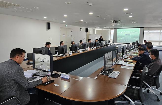 24일 거제시 해양플랜트산업지원센터에서 ‘거제 공항배후도시 경제자유구역 지정 타당성 검토 용역’ 착수보고회가 열리고 있다. 사진제공=부산·진해경제자유구역청