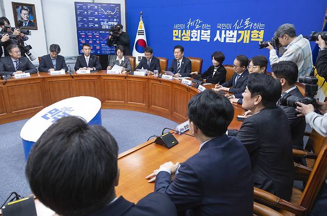 3월17일 더불어민주당 정청래 대표가 국회에서 공소청·중수청법 수정 사안에 대해 의견을 밝히고 있다. ⓒ연합뉴스