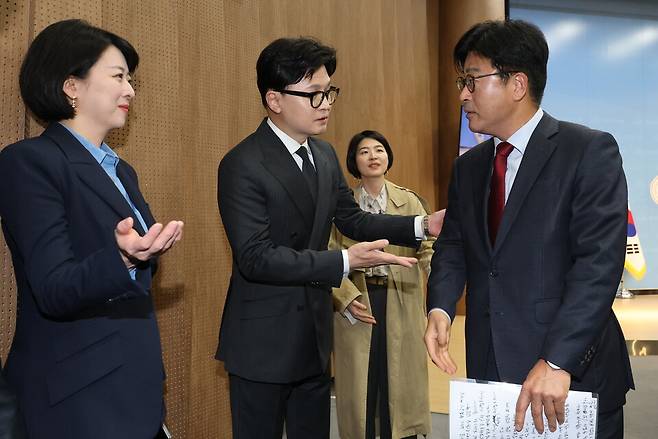 국민의힘의 김종혁 전 최고위원(오른쪽)과 한동훈 전 대표(가운데)가 20일 국회 소통관에서 열린 중앙윤리위 징계에 대한 법원의 효력정지 가처분 인용 결정과 관련한 기자회견에 참석해 대화하고 있다. 왼쪽은 배현진 국민의힘 의원 ⓒ연합뉴스