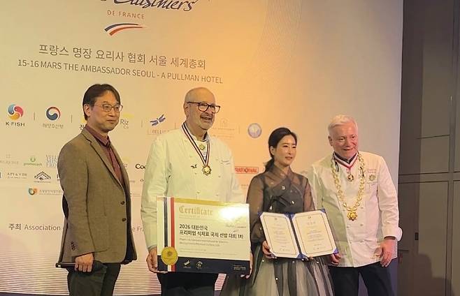 프랑스 명장 요리사 협회 서울 세계총회에서 관계자들이 기념촬영을 하고 있다. ⓒ상주시 제공