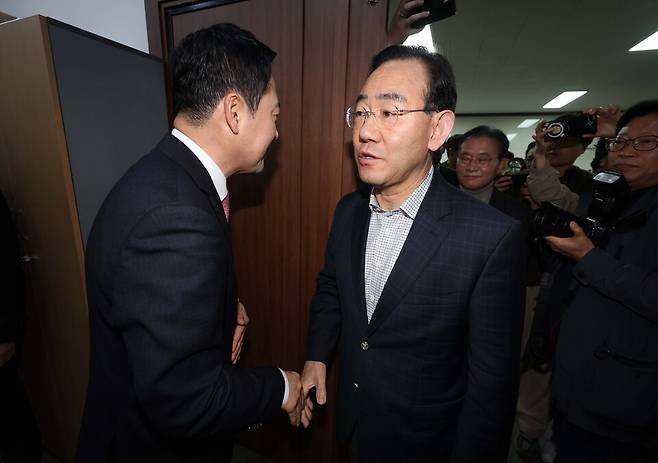 22일 오전 국민의힘 대구시당에서 열린 장동혁 대표(왼쪽)와 지역 국회의원의 비공개 연석회의에서 주호영 의원이 장 대표와 악수를 하고 있다. ⓒ연합뉴스