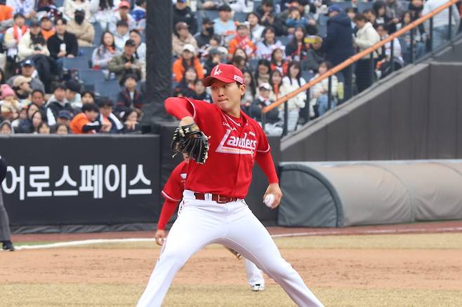 이번 시즌 SSG의 2선발로 낙점된 김건우는 어깨 수술을 받는 선배 김광현을 생각하며 마운드에 오르겠다고 밝혔다. 사진제공｜SSG 랜더스