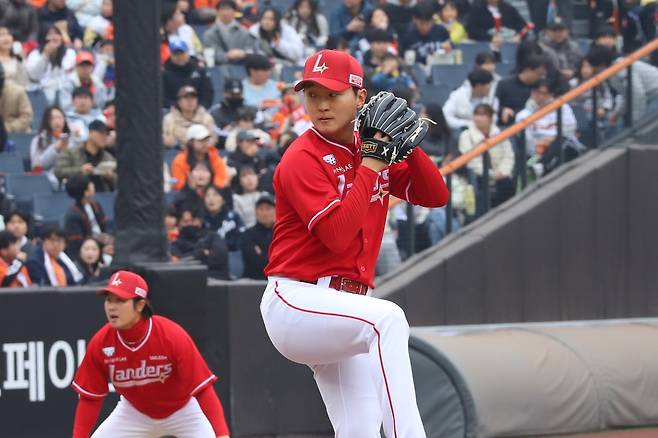 이번&nbsp;시즌 SSG의 2선발로 낙점된 김건우는 어깨 수술을 받는&nbsp;선배 김광현을 생각하며 마운드에 오르겠다고 밝혔다. 사진제공｜SSG 랜더스