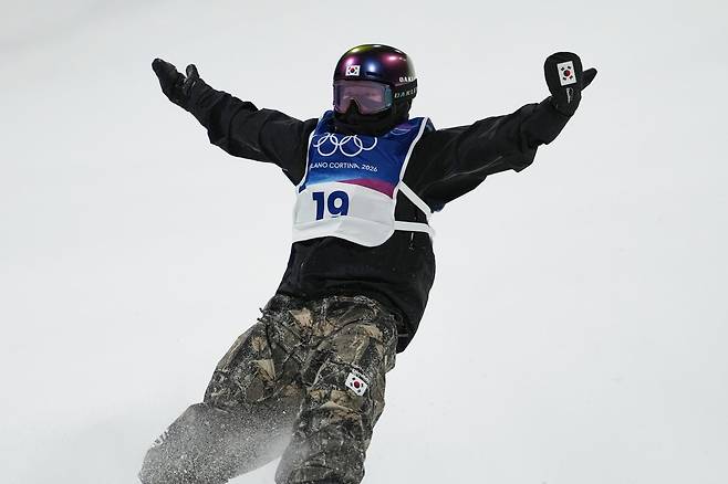 유승은이 2026밀라노·코르티나담페초동계올림픽 스노보드 여자 빅에어 결선을 마무리한 뒤 환호하고 있다. 리비뇨｜AP뉴시스