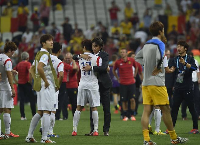 홍명보 축구대표팀 감독은 여러 면에서 미흡했던 2014브라질월드컵의 아쉬움을 반면교사로 삼아 안팎으로 철저한 준비를 하고 있다. 당시 벨기에와 조별리그 최종전을 마친 뒤 선수들을 안아주며 격려하는 모습. 사진제공｜대한축구협회