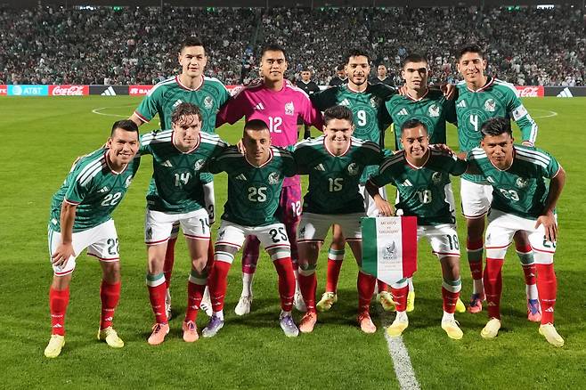 한국이 포르투갈축구협회로부터 2026북중미월드컵 조별리그 A조 2차전 상대인 멕시코의 경기 영상을 제공받기로 했다. 포르투갈과 멕시코는 29일 멕시코시티 아즈테카 스타디움서 3월 A매치를 치른다. 지난해 11월 우루과이 평가전에 출전한 멕시코대표팀. AP뉴시스