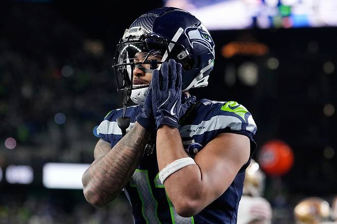 Seattle Seahawks wide receiver Jaxon Smith-Njigba (11) reacts after running back Kenneth Walker III, not pictured, scored a touchdown during the second half of an NFL football divisional playoff game against the San Francisco 49ers, Saturday, Jan. 17, 2026, in Seattle. (AP Photo/Stephen Brashear)<저작권자(c) 연합뉴스, 무단 전재-재배포, AI 학습 및 활용 금지>