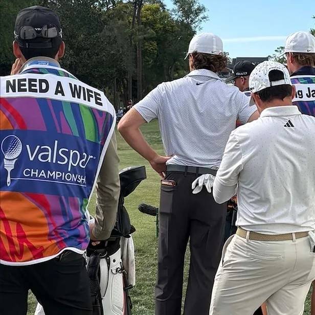 PGA투어 발스파 챔피언십에 출전한 알레한드로 토스티의 캐디 등에 ‘아내 구함(NEED A WIFE)’라는 문구가 씌어있다. SNS 캡처