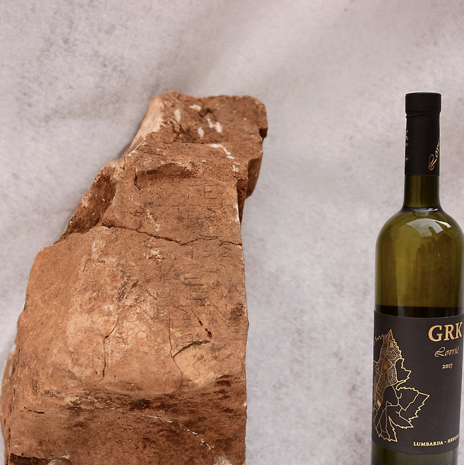 고대 그리스인의 정착과 토지 배분을 기록한 프세피스마 비문과 그르크 와인. 사진제공|CNTB