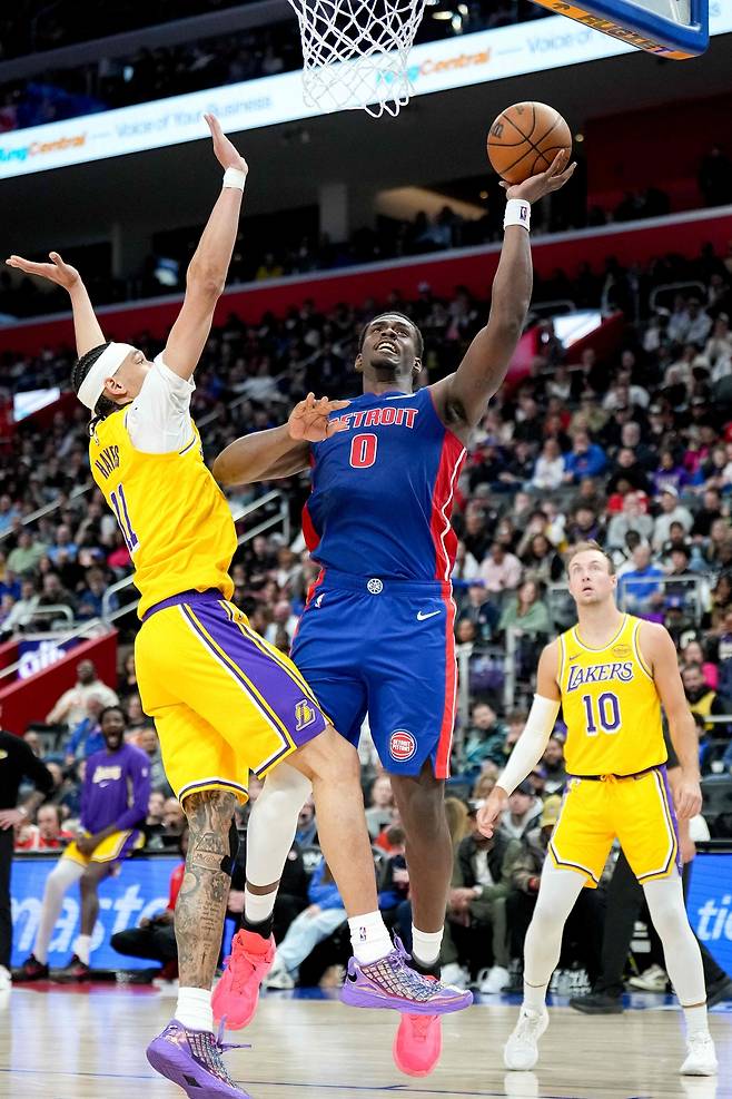 제일런 듀런이 24일 미국 미시건주 디트로이트의 리틀 시저스 아레나에서 열린 LA 레이커스와 2025~2026 미국프로농구 정규리그 홈경기에서 슛하고 있다.    디트로이트 | AFP연합뉴스