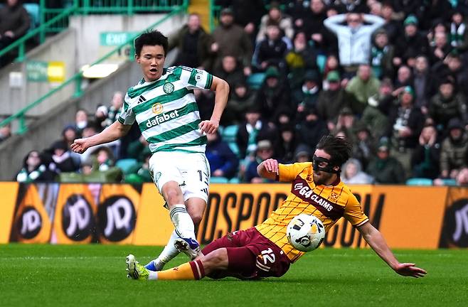 셀틱 양현준이 15일 마더웰전에서 오른발 슈팅으로 골을 넣고 있다. AP연합뉴스