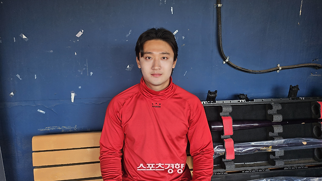 KIA 윤도현이 지난 22일 잠실에서 두산과 시범경기를 앞두고 인터뷰하고 있다.