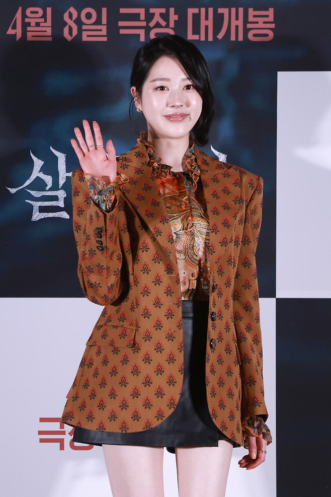 배우 장다아가 24일 오후 서울 용산구 CGV용산아이파크몰에서 열린 영화 ‘살목지’ 언론시사회 및 기자간담회에서 포즈를 취하고 있다. 사진 연합뉴스