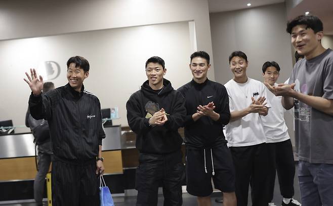 손흥민(왼쪽), 황희찬 등 한국남자축구대표팀 선수들이 23일 숙소에 도착한 뒤 누군가와 반갑게 인사하고 있다. 대한축구협회 제공