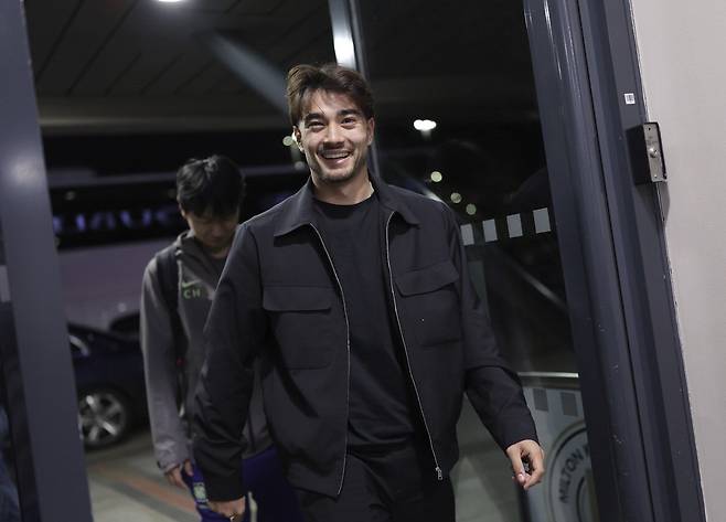 옌스 카스트로프(왼쪽)와 이재성이 23일 밝은 표정으로 숙소에 들어서고 있다. 대한축구협회 제공