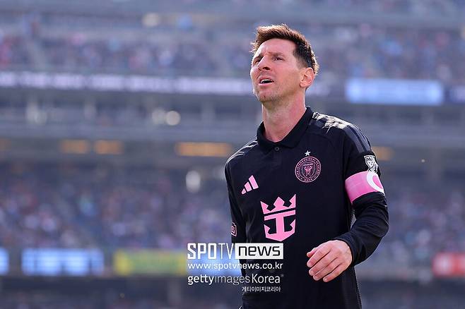 ▲ 라이벌 크리스티아누 호날두가 순위권 밖에서 주춤하는 사이 메시는 기록의 경계를 차례로 허물며 ‘프리킥 마스터’라는 별칭을 현실로 바꾸고 있다. 71골로 역대 축구선수 최다 프리킥 득점 2위에 올랐다.