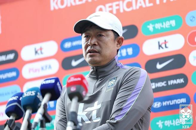 ▲ 비판 여론 속에서 가까스로 기회를 이어간 이민성 감독에게 이번 아시안게임은 최정예 승부수로 임할 계획이다. 아시안게임 4연속 금메달이라는 결실을 맺어야 재신임의 효과를 볼 수 있다. ⓒ대한축구협회