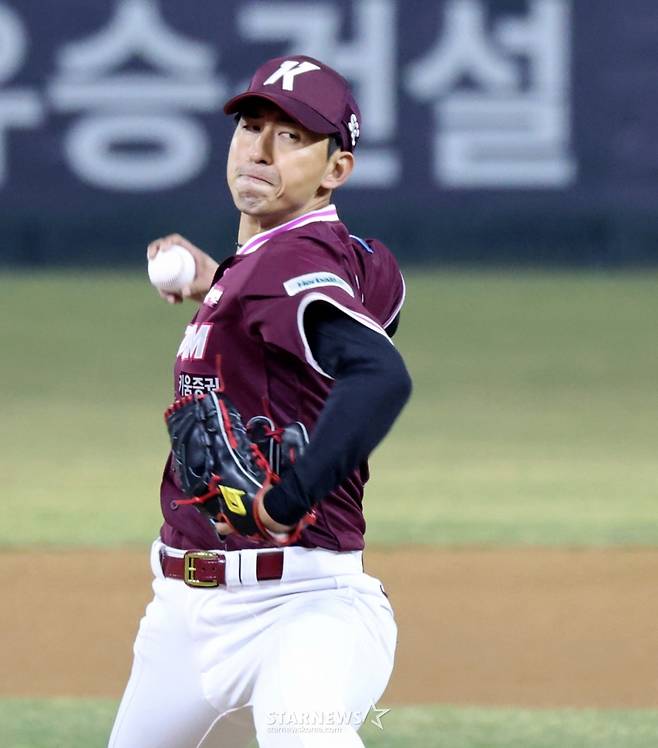 키움 아시아쿼터 유토가 22일 랜더스필드에서 열린 2016 프로야구 시범경기 SSG랜더스와 키움 히어로즈의 경기 7회말 등한하고 있다.  2026.03.22. /사진=강영조 선임기자