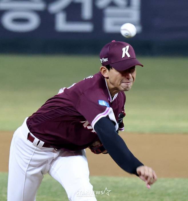 키움 아시아쿼터 유토가 22일 랜더스필드에서 열린 2016 프로야구 시범경기 SSG랜더스와 키움히어로즈의 경기 7회말 등한하고 있다.  2026.03.22. /사진=강영조 선임기자