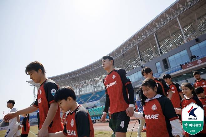 지난 14일 김해종합운동장에서 열린 수원FC전을 앞두고 어린이들과 함께 경기장으로 향하고 있는 김해FC 선수들. /사진=한국프로축구연맹 제공